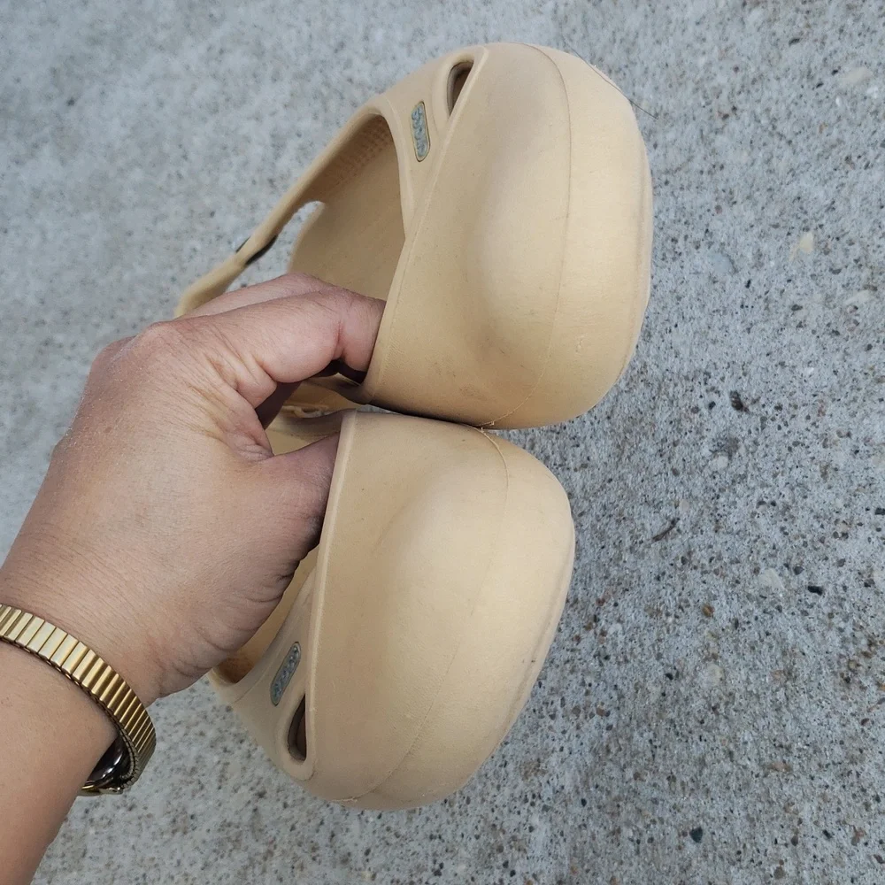 Crocs Womens Olivia Slingback Iconic Comfort Shoes Size 7 Lightweight Neutral